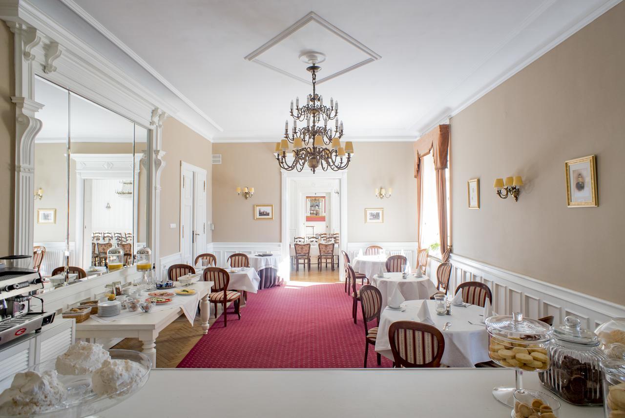 Palac Kobylniki Hotel Obrzycko Exterior photo